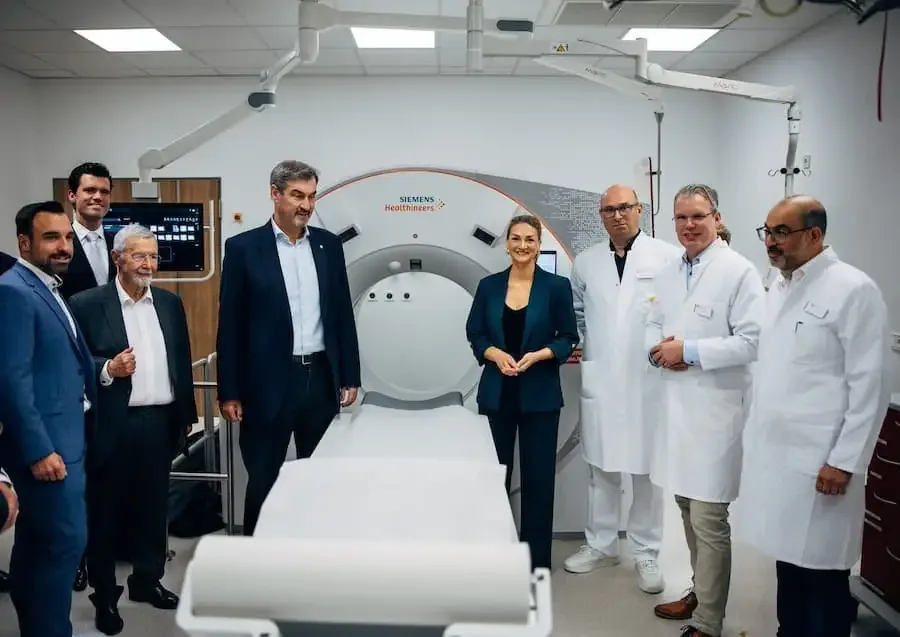 Bayerns Ministerpräsident Dr. Markus Söder und Bayerns Gesundheitsministerin Judith Gerlach bei der Einweihung eines hochmodernen Computertomographen am Rhön-Klinikum Campus Bad Neustadt.