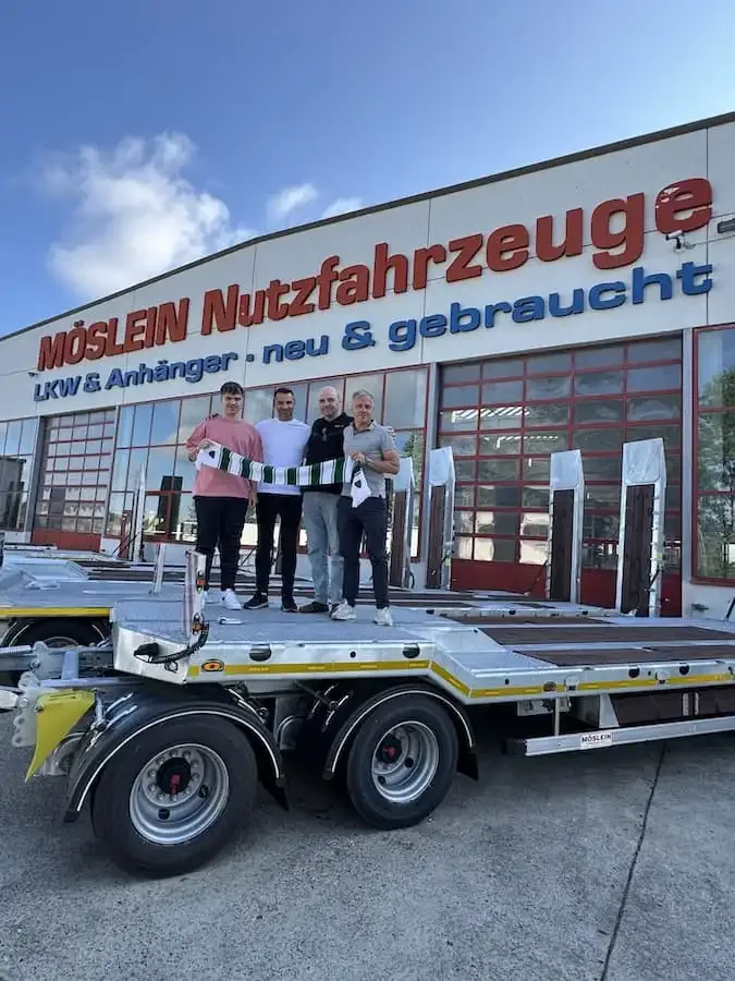Vertreter des 1. FC Schweinfurt 05 und Möslein Fahrzeugbau Schwebheim präsentieren die neue Partnerschaft vor dem Firmengelände.