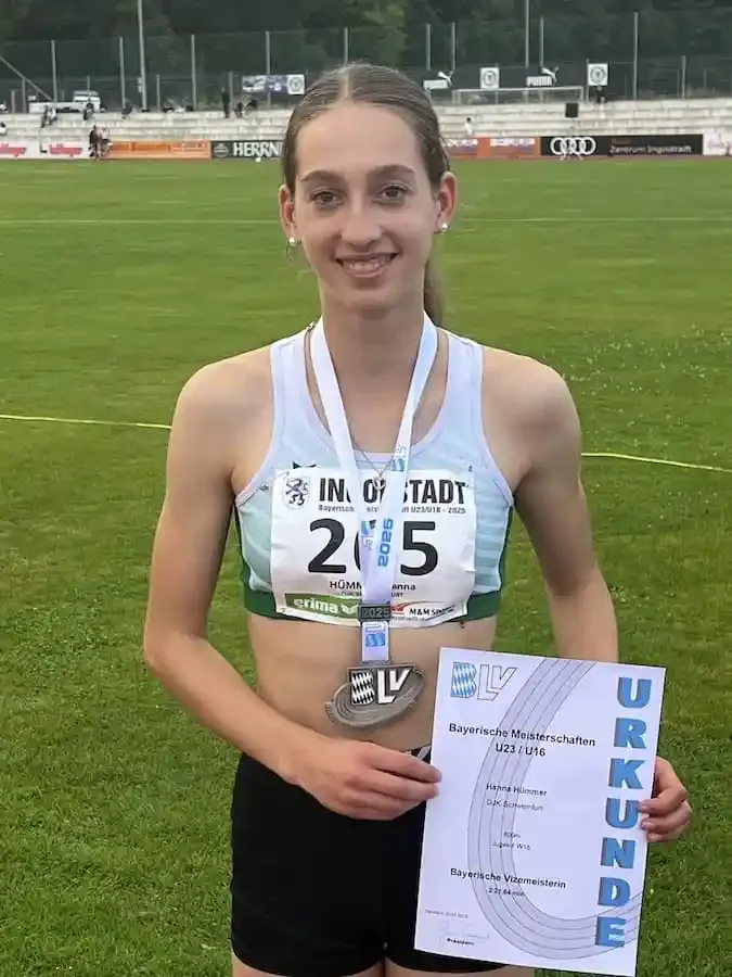 Hanna Hümmer jubelt über ihre Silbermedaille im 800-Meter-Lauf der Bayerischen Meisterschaften in Ingolstadt.