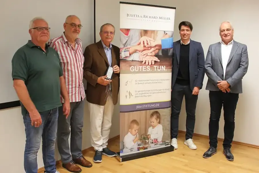 Gruppenbild bei der Spendenübergabe: Vertreter der Julitta-und-Richard-Müller-Stiftung und der Lebenshilfe Schweinfurt vor Ort zur Vorstellung der Neurofeedback-Therapie.