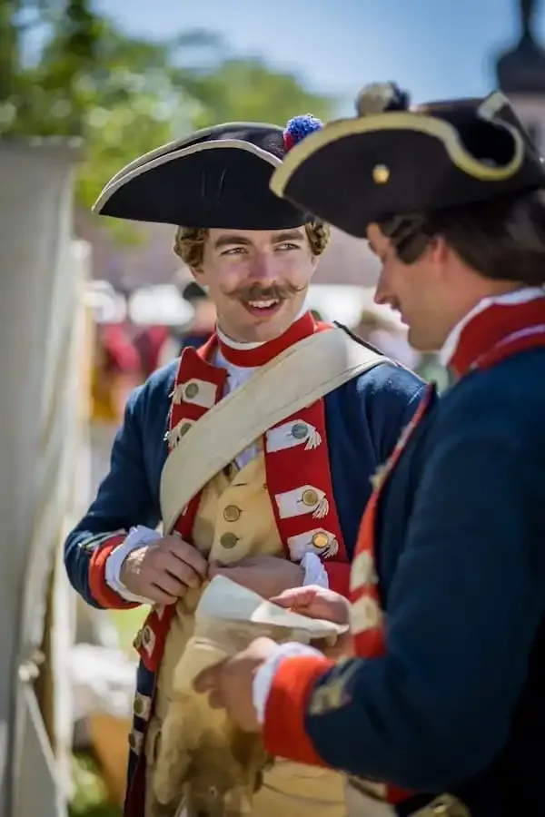 Zwei Darsteller in originalgetreuen Rokoko-Uniformen beim Reenactment auf Schloss Fasanerie.