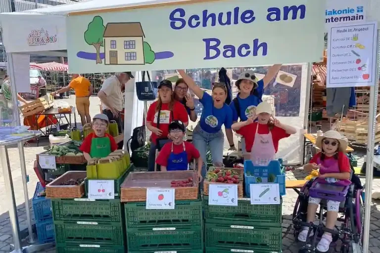 sprechende- kaufladen-machts-moeglich- schueler-verkaufen-regionales-obst