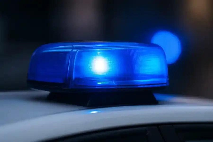 Nahaufnahme eines blauen Polizeiblaulichts als Symbolbild in Schweinfurt