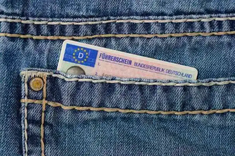 Führerschein in einer Jeanshosentasche