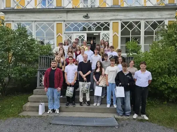 Jugendgruppe aus Schweinfurt und dem Landkreis beim Empfang im Gutshof Törnävä in der finnischen Partnerstadt Seinäjoki.