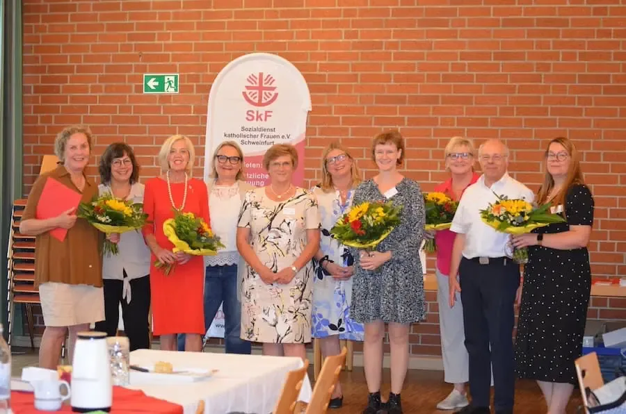 Gruppenfoto bei der Mitgliederversammlung 2025 des SkF Schweinfurt e.V. mit geehrten und neuen Leitungspersonen