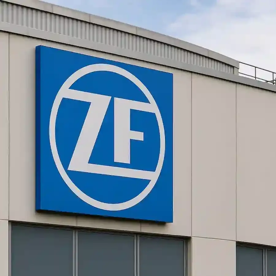 ZF Logo am Firmengebäude in Schweinfurt vor hellem Fassadenhintergrund