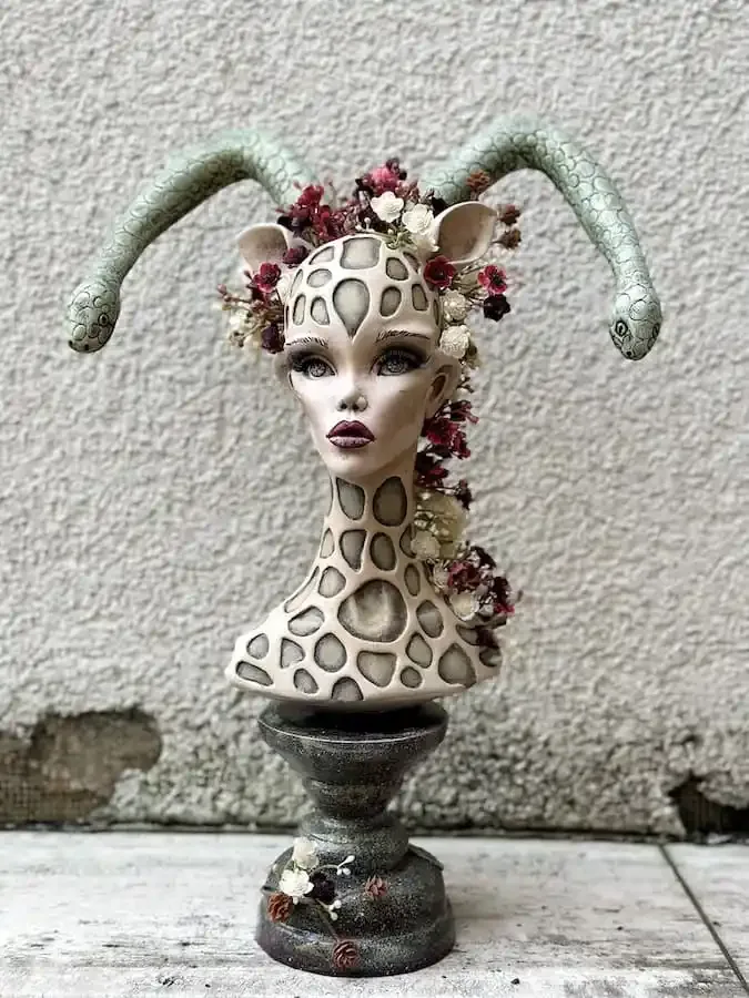 Künstlerische Skulptur von Yelena Shishonok: Fantasie-Büste mit Schlangen und Blütendekor – Kunstbasar Schweinfurt 2025