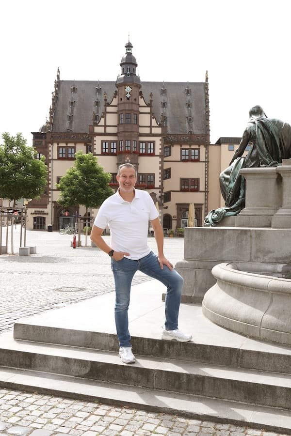 OB-Kandidat Axel Schöll vor dem Schweinfurter Rathaus auf dem Marktplatz