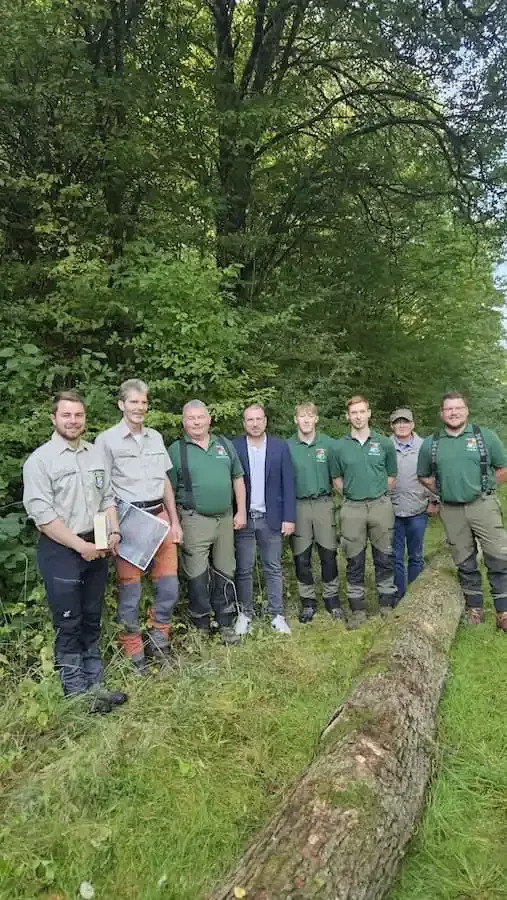 buergerwaldtag schonungen forstteam waldbewirtschaftung 2025 Förster, Forstmitarbeiter und Vertreter der Gemeinde Schonungen informieren beim Bürgerwaldtag 2025 über nachhaltige Waldbewirtschaftung.