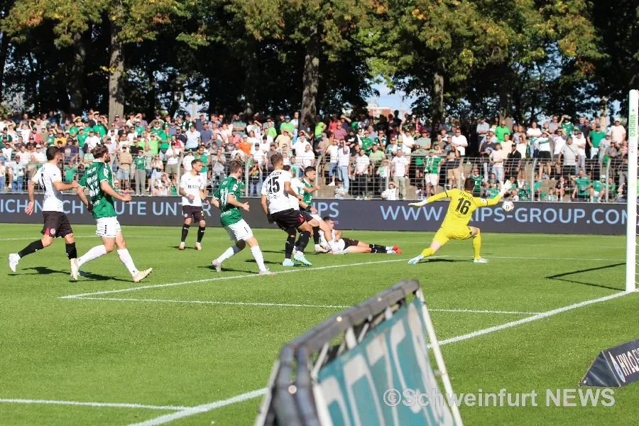 Torchance für den 1. FC Schweinfurt 05 gegen Wehen Wiesbaden – der Wiesbadener Torwart pariert vor 3.681 Zuschauern.