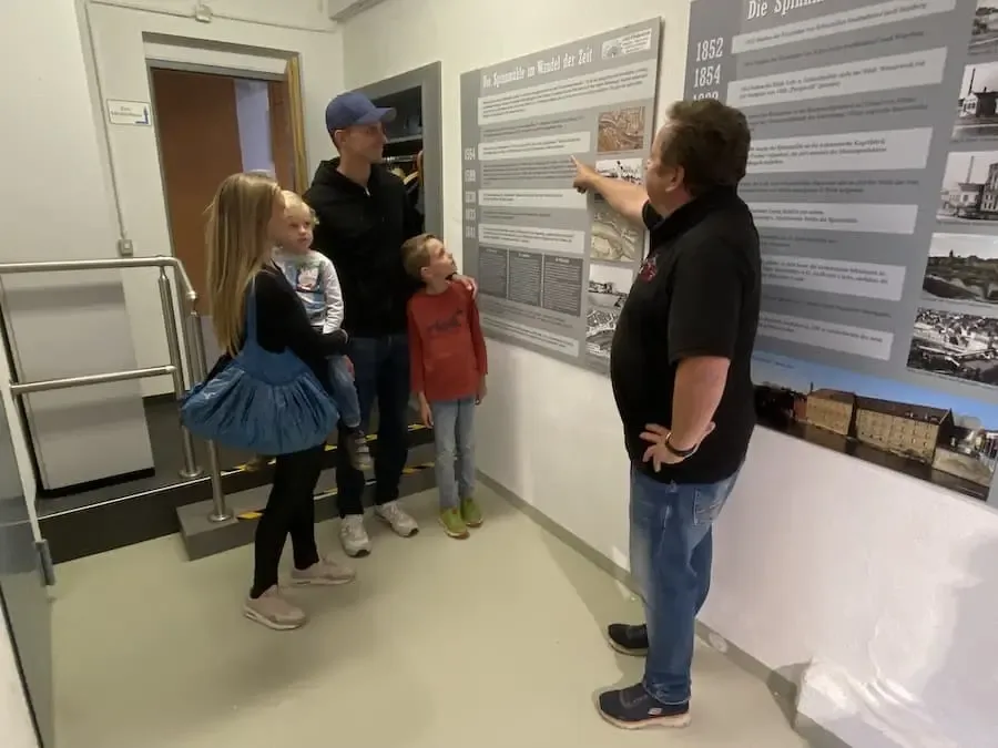 Führung im Industriemuseum Schweinfurt zum Tag des offenen Denkmals – Besucher informieren sich über die Geschichte der Kunstmühle