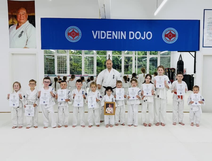 Kinder des Videnin Dojo in Schweinfurt nach erfolgreicher Kyokushin Karate Gürtelprüfung mit Urkunden und Trainer Dmitrij Videnin