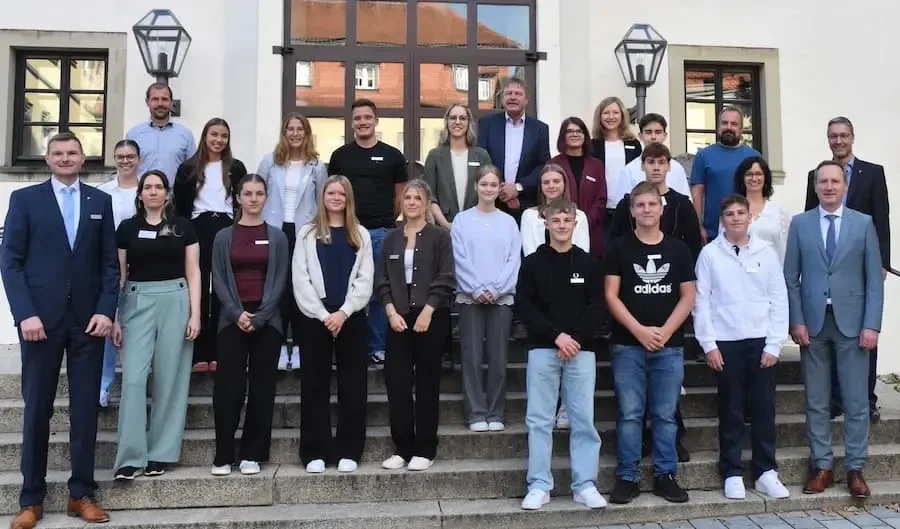 Gruppenfoto der 13 neuen Auszubildenden mit stellvertretendem Landrat Michael Ziegler vor dem Landratsamt Haßberge
