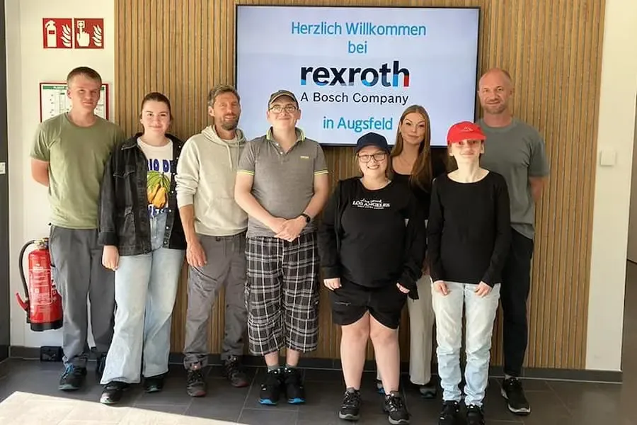 Teilnehmer der Werkstatt Augsfeld besichtigen die Produktion bei Bosch Rexroth in Schweinfurt.