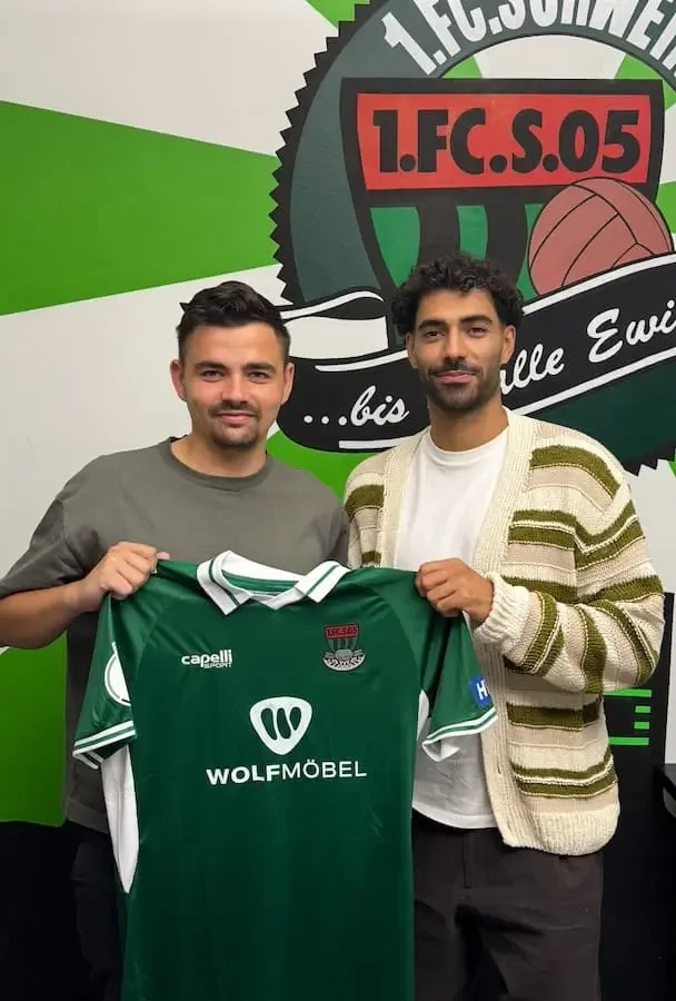 Neuzugang Ekin Çelebi präsentiert gemeinsam mit Verantwortlichen des 1. FC Schweinfurt 05 sein Trikot nach der Leihe von Rot-Weiss Essen