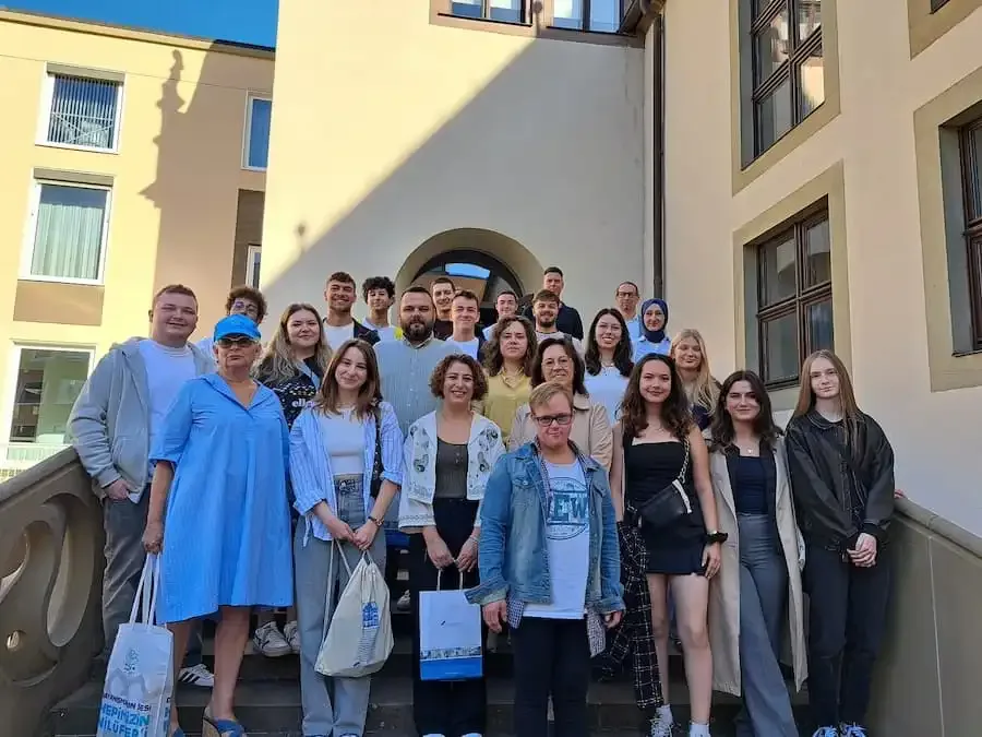 Teilnehmende des deutsch-türkischen Jugendaustauschs zwischen Schweinfurt und Nilüfer beim Empfang im Alten Rathaus Schweinfurt im August 2025.