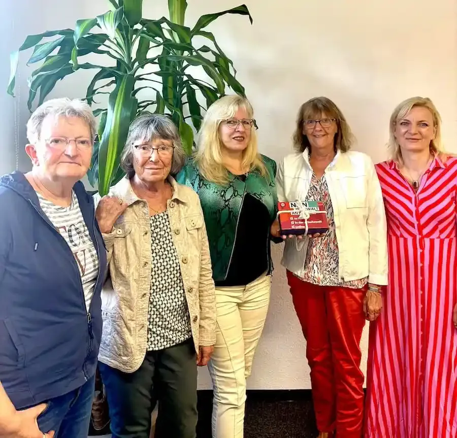 Gruppenfoto bei der Spendenübergabe: ver.di Frauen Schweinfurt überreichen 1.111,11 Euro an Frauen helfen Frauen