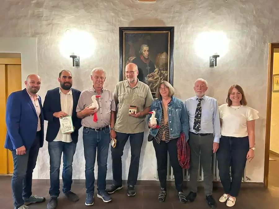 Partner der vhs Volkach beim Vorbereitungstreffen im Rathaus zum Tag des offenen Denkmals 2025, mit Symbolobjekten der Denkmäler