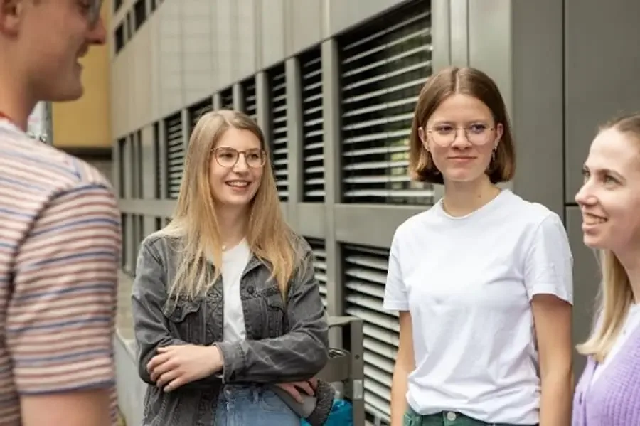 thws studierende campus wuerzburg studienstart 2025 Studierende im Gespräch vor dem Campus der THWS Würzburg – Symbolfoto Studienstart 2025