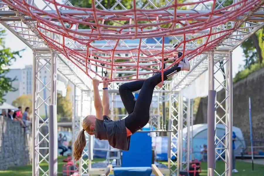 Teilnehmerin klettert beim Turn Warrior Hindernisparcours an der Alten Stadtmauer in Schweinfurt