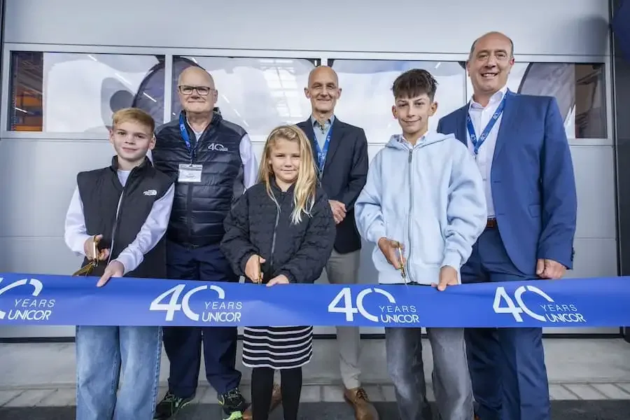 Eröffnung des neuen UNICOR-Standorts in Haßfurt: Kinder und Unternehmensvertreter durchschneiden symbolisch das Band zum 40-jährigen Jubiläum.