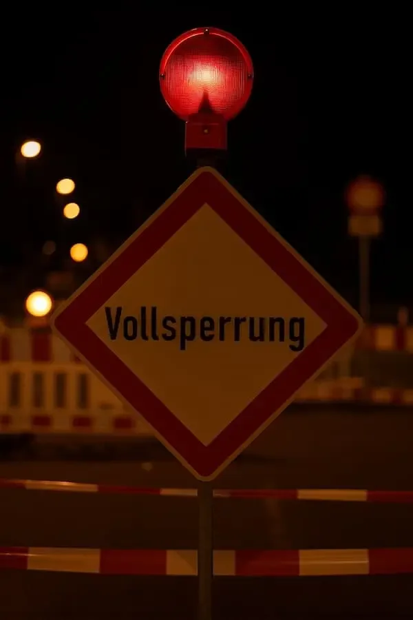 Symbolbild: Baustellenschild mit der Aufschrift Vollsperrung bei Nacht in Schweinfurt