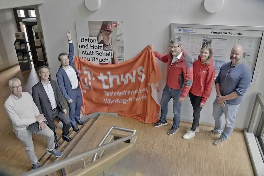 Enthüllung des Sponsorenschilds der Riedel Bau AG an der Technischen Hochschule Würzburg-Schweinfurt – Vertreter der THWS und Riedel Bau am Campus Röntgenring.