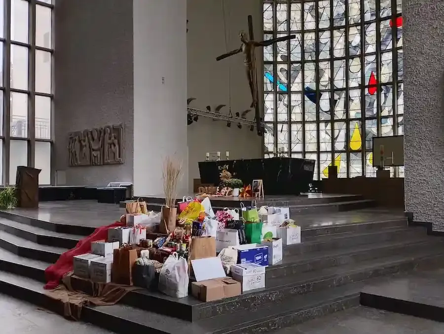 Erntedank SW Kilian hdr Lebensmittelspenden zu Erntedank auf den Stufen der St.-Kilian-Kirche in Schweinfurt, gesammelt für die Tafel.