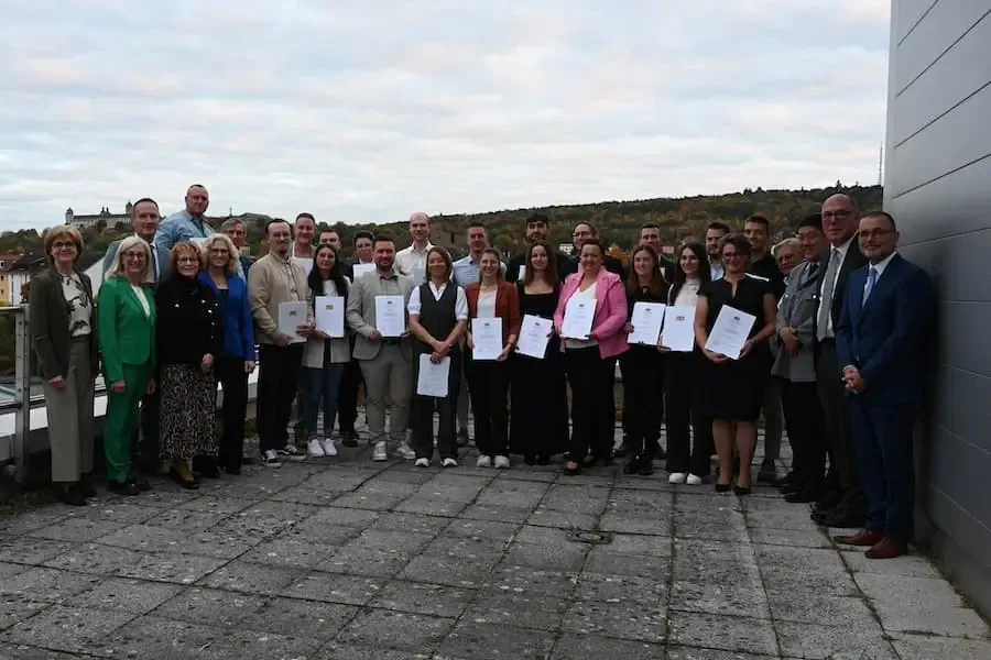 Absolventinnen und Absolventen der Handwerkskammer Unterfranken erhalten ihre Diplome in Würzburg – 29 Meisterpreise verliehen.