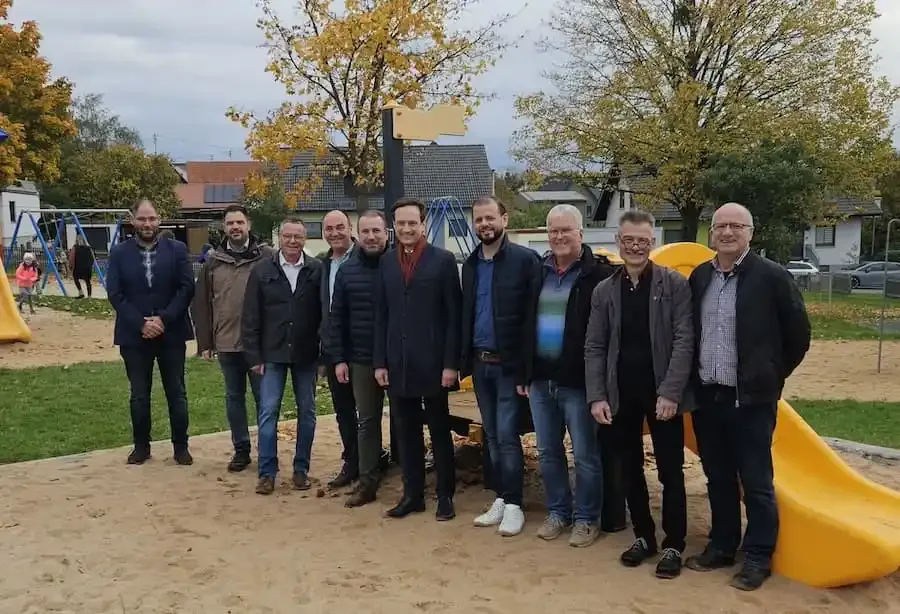 Vertreter der Gemeinde Schonungen, Landrat Florian Töpper und Gäste bei der Eröffnung des neuen Themenspielplatzes in Löffelsterz.