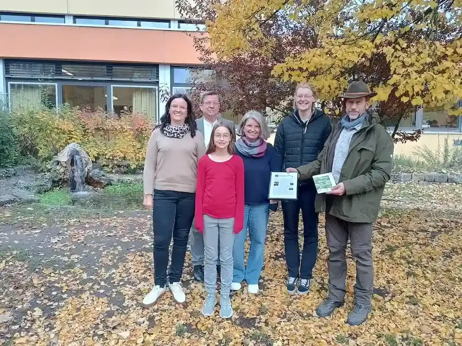 Uebergabe Erstfund Gottesanbeterin Hofheim Naturparkschule Lehrkräfte, Schüler und Naturpark-Ranger der Naturparkschule Hofheim präsentieren die Dokumentation über den Erstfund einer Gottesanbeterin im Landkreis Haßberge.