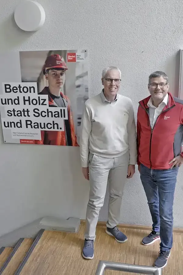 Werbeschild c Anne Speda Sponsorenschild der Riedel Bau AG am THWS-Campus Röntgenring in Würzburg – Symbol für erfolgreiche Kooperation zwischen Hochschule und Bauunternehmen.
