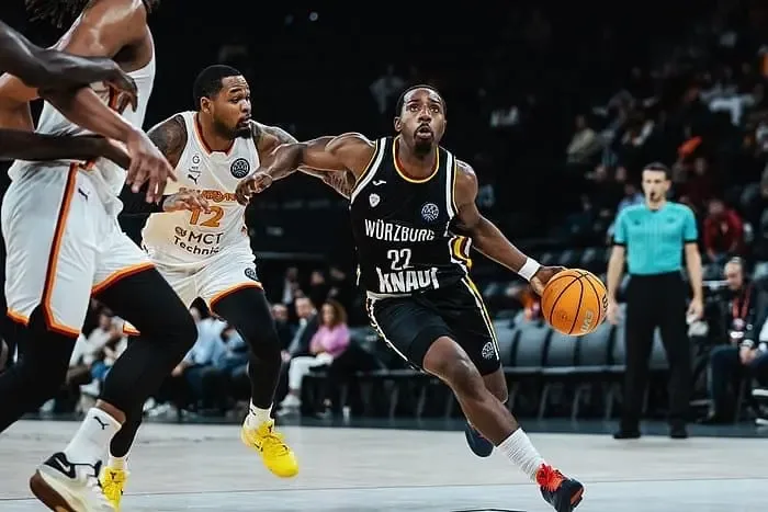 Spielszene zwischen Galatasaray Istanbul und den Würzburg Baskets in der Basketball Champions League – intensives Duell auf dem Weg zum Korb.