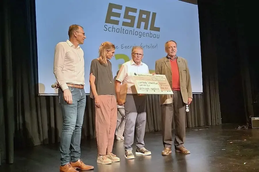 Scheckübergabe bei der Jubiläumsfeier der ESAL Schaltanlagenbau GmbH zugunsten der Werkstatt Augsfeld der Lebenshilfe Schweinfurt