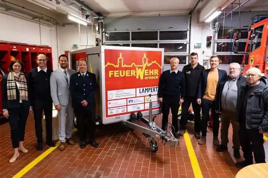 feuerwehr werneck anhaenger brandschutzerziehung uebergabe sponsoren 2025 Übergabe des neuen Anhängers für Brandschutzerziehung der Feuerwehr Werneck im Beisein von Sponsoren und Verantwortlichen