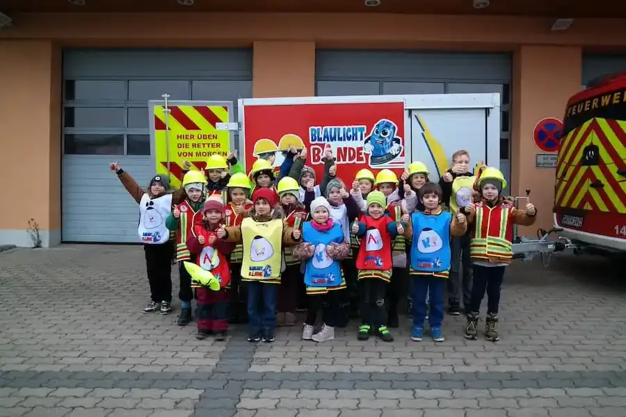 Kinderfeuerwehr der Feuerwehr Werneck vor dem neuen Anhänger für Brandschutzerziehung – Retter von morgen