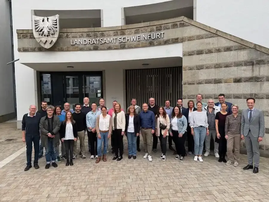 Gruppenfoto der Teilnehmenden des Kommunalpolitischen Forums 2025 vor dem Landratsamt Schweinfurt