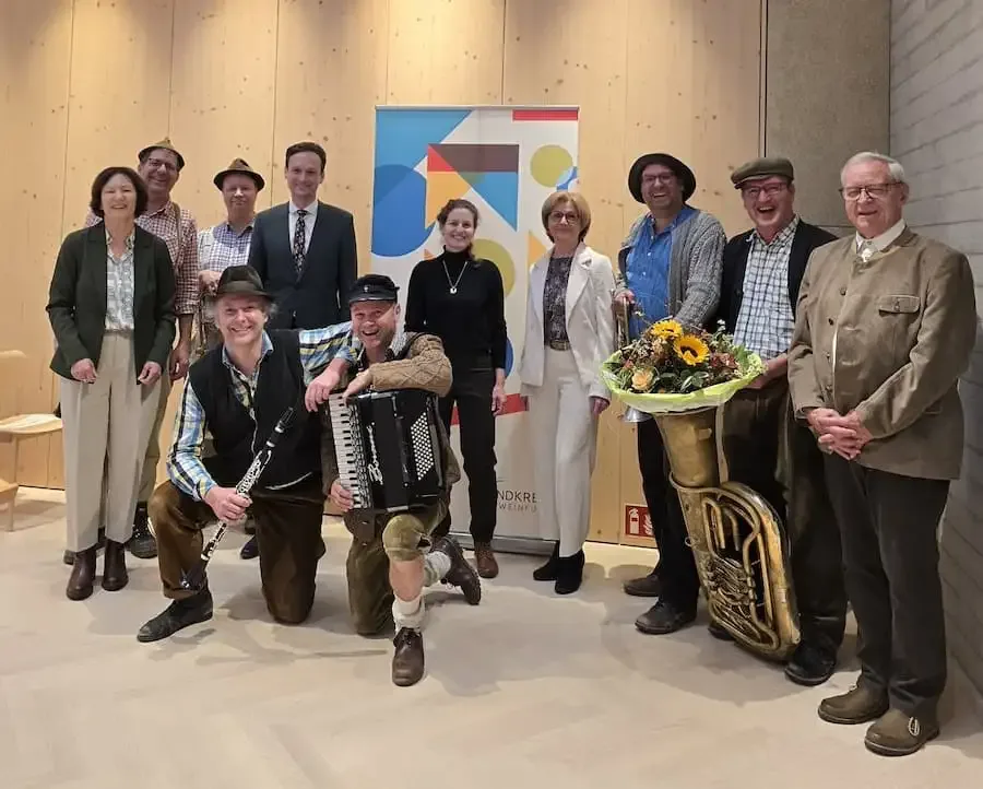 Gruppenfoto bei der Kulturveranstaltung ‚Kultur 29‘ im Bürgerzentrum MittenIm in Niederwerrn – Kulturschaffende und Vertreter des Landkreises Schweinfurt