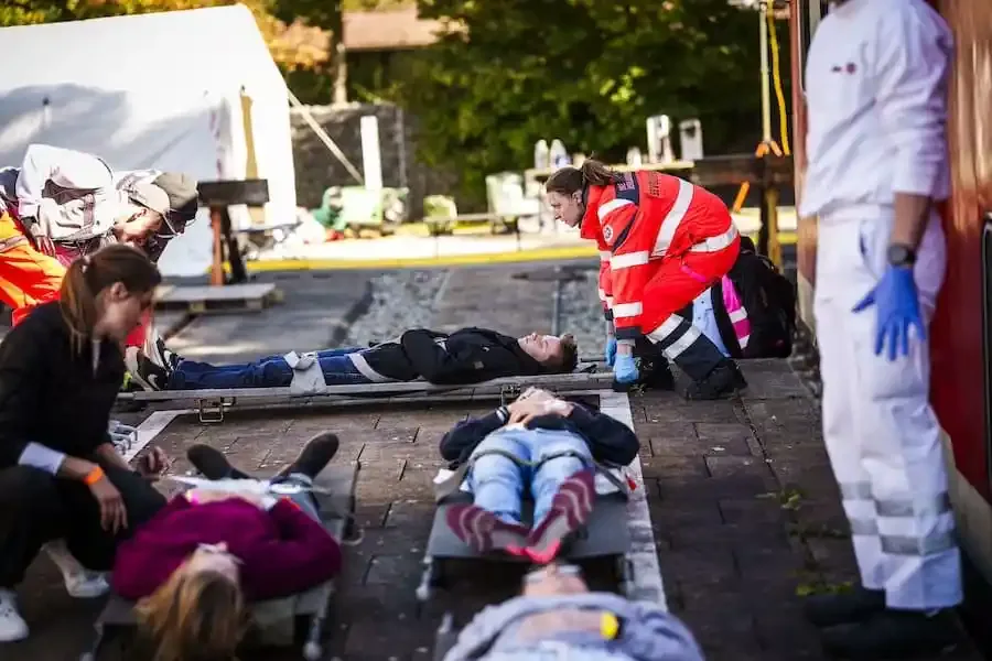 landesuebung zusammenstark2025 johanniter unterfranken sanitaetsuebung Einsatzkräfte versorgen verletzte Personen bei der Landesübung ZusammenStark2025 auf dem Gelände der Feuerwehrschule Geretsried