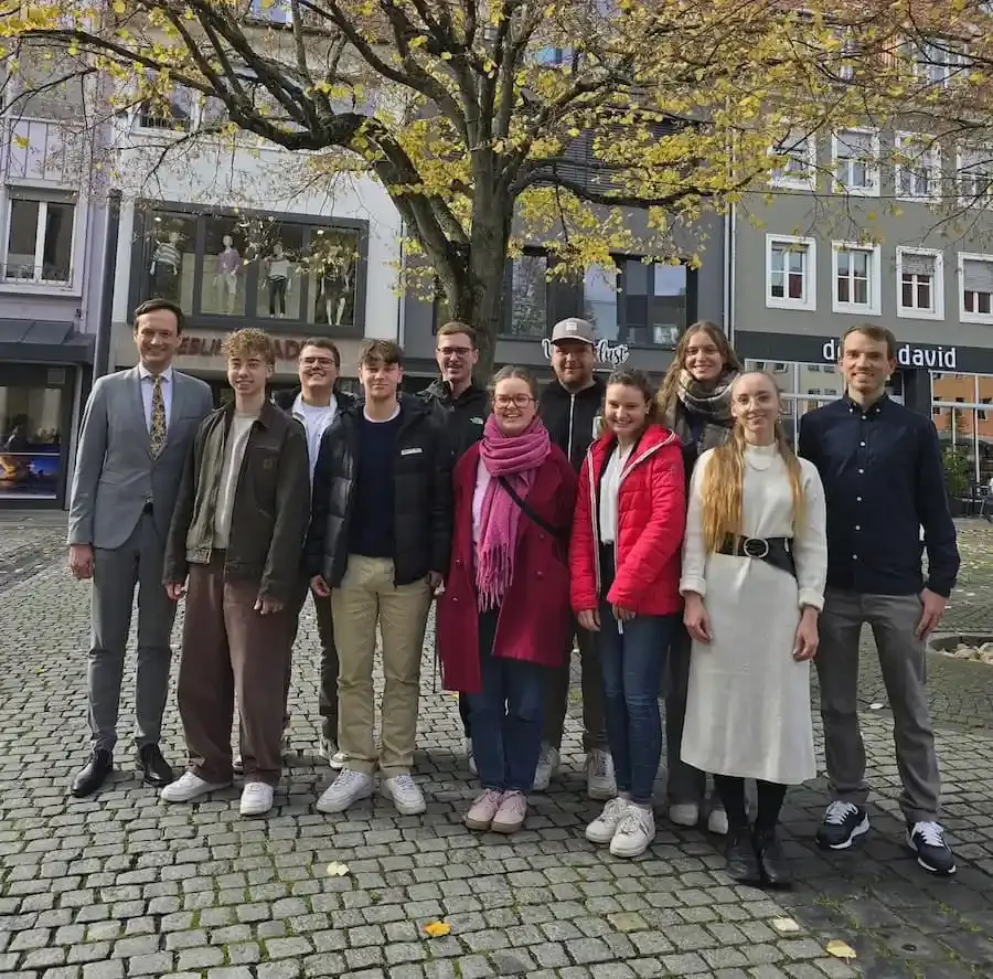 Gruppenfoto von erfolgreichen Auszubildenden des Landratsamts Schweinfurt mit Landrat Florian Töpper nach bestandener Abschlussprüfung