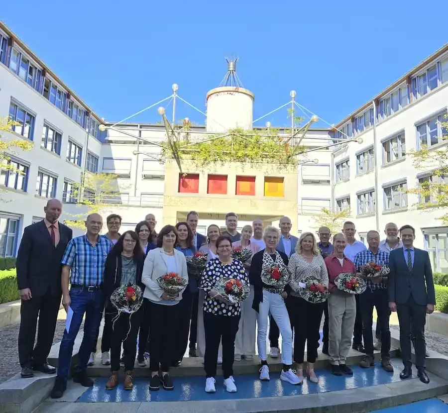Gruppenfoto der geehrten und verabschiedeten Mitarbeiterinnen und Mitarbeiter des Landratsamtes Schweinfurt bei der Feierstunde im September 2025.