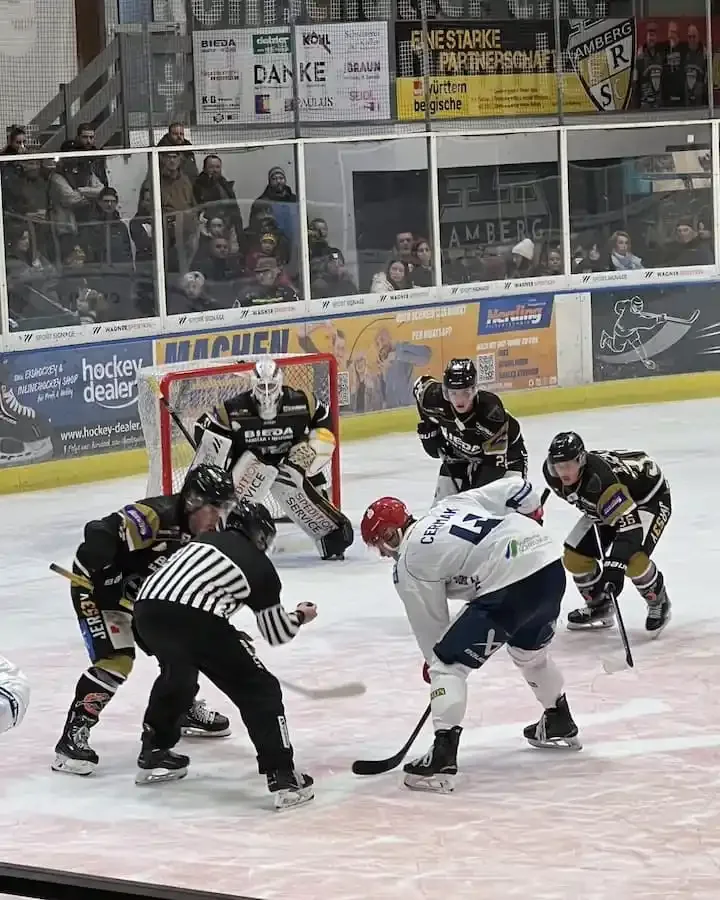 Bully-Szene zwischen den Mighty Dogs Schweinfurt und dem ERSC Amberg beim Bayernliga-Auftakt 2025 – intensives Eishockeyspiel vor voller Kulisse in Amberg.
