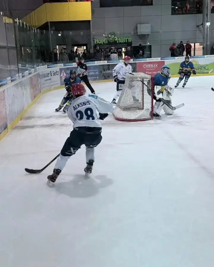 Mighty-Dogs-Spieler im Angriff vor dem Tor des EC Pfaffenhofen – Schweinfurt feiert deutlichen 8:4-Auswärtssieg in der Bayernliga.