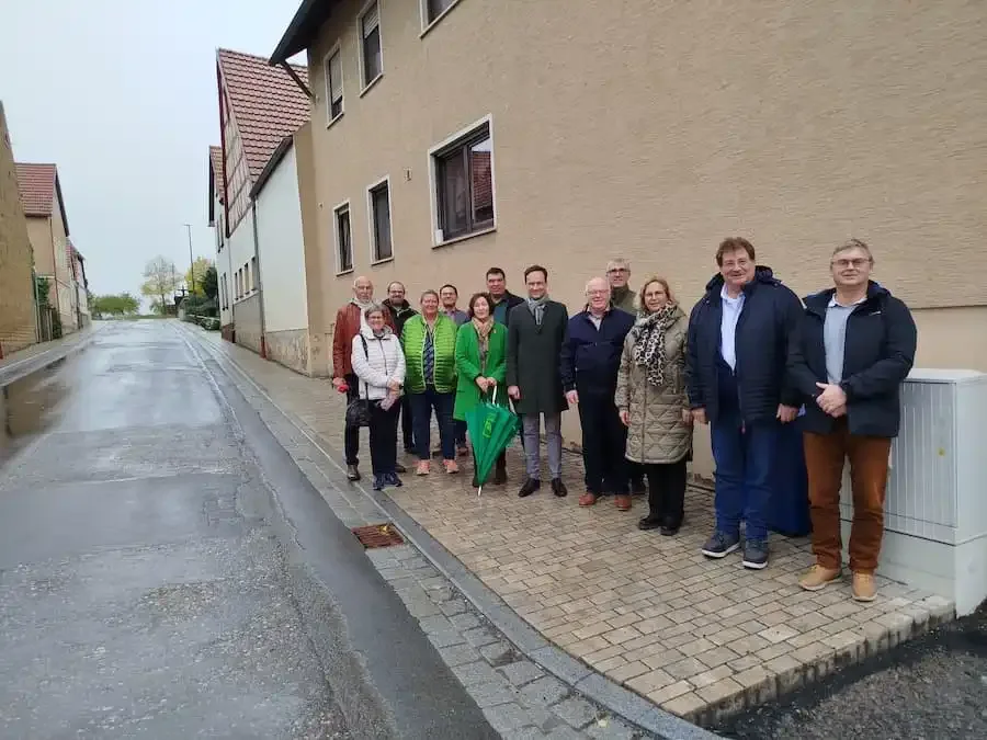 Mitglieder des Ausschusses für Straßenbau und Radwegeinfrastruktur besichtigen die sanierte Ortsdurchfahrt in Pusselsheim im Landkreis Schweinfurt