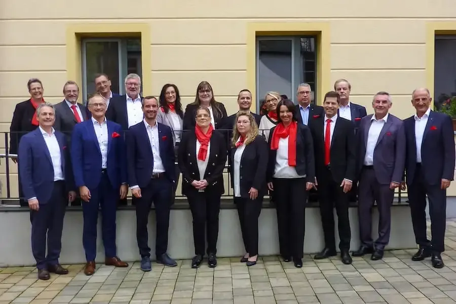 Gruppenfoto der Jubilare der Sparkasse Schweinfurt-Haßberge 2025 – langjährige Mitarbeitende wurden für 25, 40 und 50 Jahre Betriebszugehörigkeit geehrt.