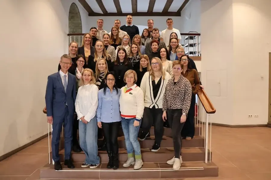 Gruppenfoto der erfolgreichen Auszubildenden der Stadt Schweinfurt mit Oberbürgermeister Sebastian Remelé nach den bestandenen Abschlussprüfungen