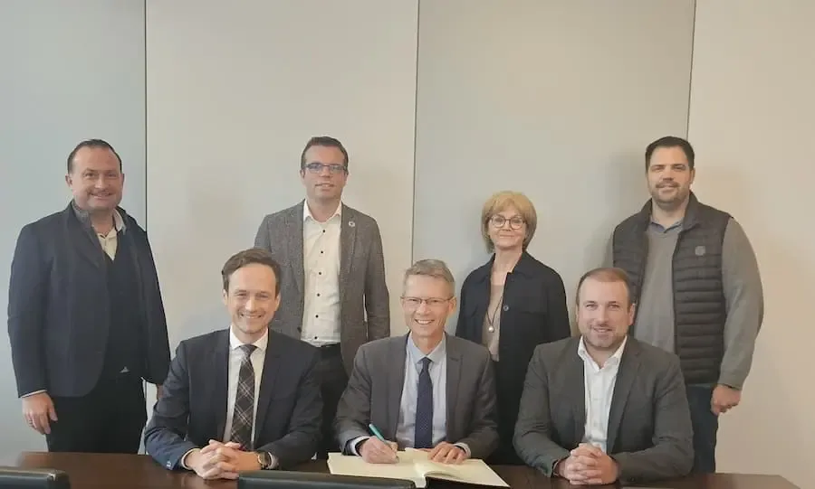 Bürgermeister Stefan Rottmann und regionale Amtskollegen beim Stadt-Umland-Treffen in Löffelsterz – Eintrag ins Goldene Buch Schonungens