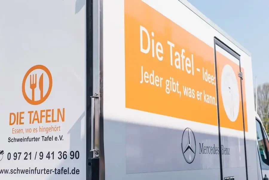 tafel schweinfurt transporter mit logo und slogan Transporter der Tafel Schweinfurt mit Logo und dem Slogan Jeder gibt, was er kann – Einsatz für Bedürftige