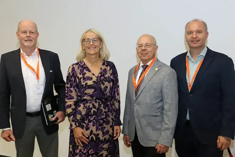 thws vdi konferenz schweinfurt gruppenfoto organisationsteam Gruppenfoto mit Vertreterinnen und Vertretern von THWS und VDI bei der Zukunftskonferenz in Schweinfurt.